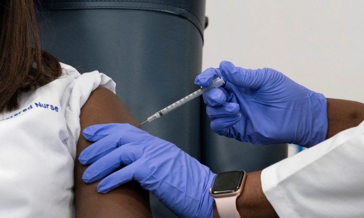 Hospital Jewish Medical Center vacuna a la primera enfermera en Nueva York