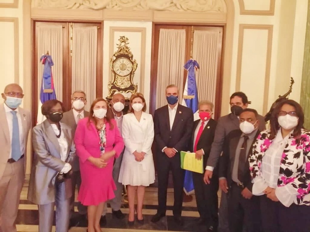 Gobierno firmó acuerdo para aumentar 30% del sueldo al personal de salud