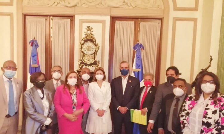 Gobierno firmó acuerdo para aumentar 30% del sueldo al personal de salud Gobierno firmó acuerdo para aumentar 30% del sueldo al personal de salud