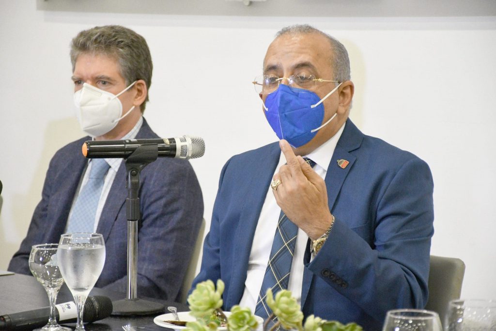 Plutarco Arias prevé aumento salarial para pensionados y profesionales del sector salud