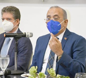 Plutarco Arias prevé aumento salarial para pensionados y profesionales del sector salud