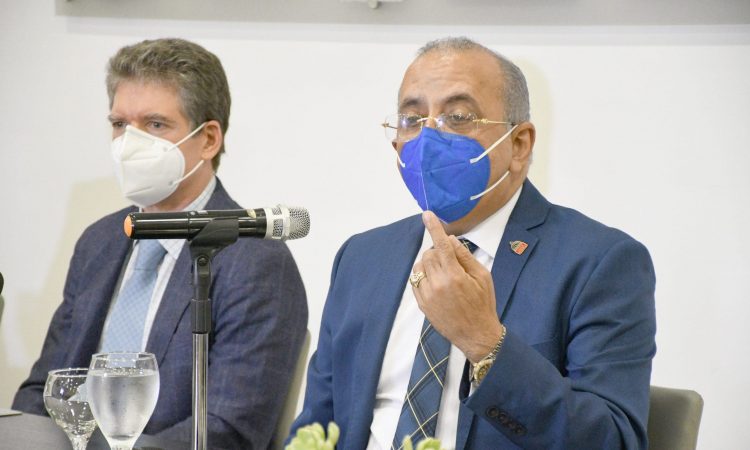 Plutarco Arias prevé aumento salarial para pensionados y profesionales del sector salud