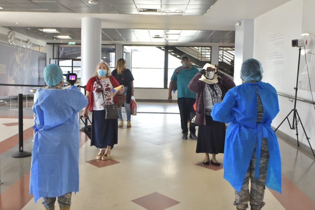 Gabinetes de salud y turismo aplicarán medidas estrictas en los aeropuertos Gabinetes de salud y turismo aplicarán medidas estrictas en los aeropuertos