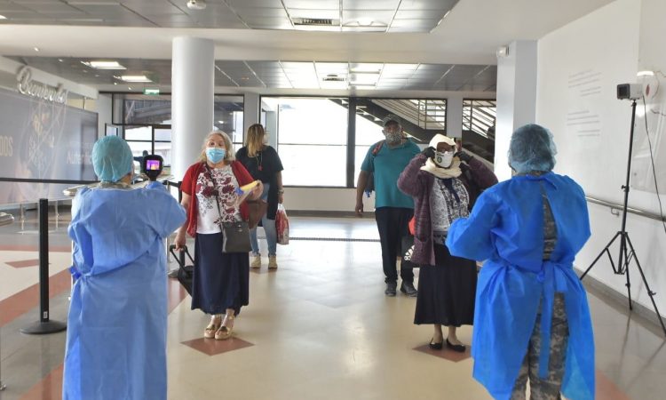 Gabinetes de salud y turismo aplicarán medidas estrictas en los aeropuertos
