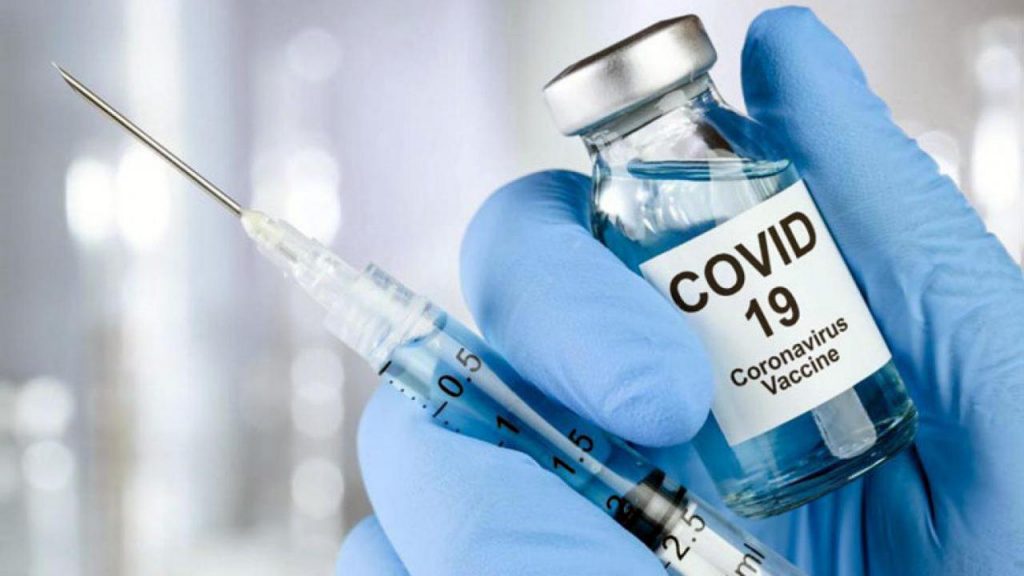 Reino Unido aprobó el uso de la vacuna contra COVID-19 elaborada por Oxford y AstraZeneca