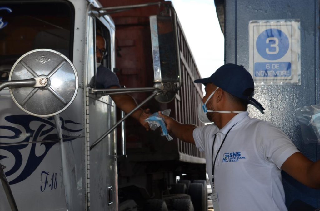 SNS Y MOCP realizaron operativo de entrega de mascarillas en peajes de la capital SNS Y MOCP realizaron operativo de entrega de mascarillas en peajes de la capital