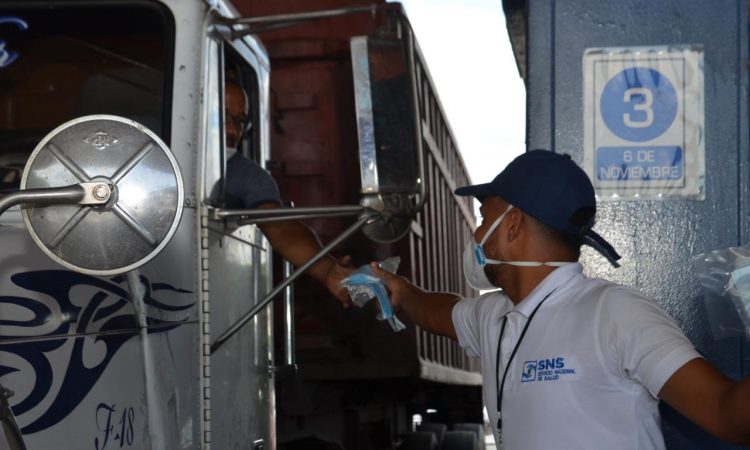 SNS Y MOCP realizaron operativo de entrega de mascarillas en peajes de la capital SNS Y MOCP realizaron operativo de entrega de mascarillas en peajes de la capital