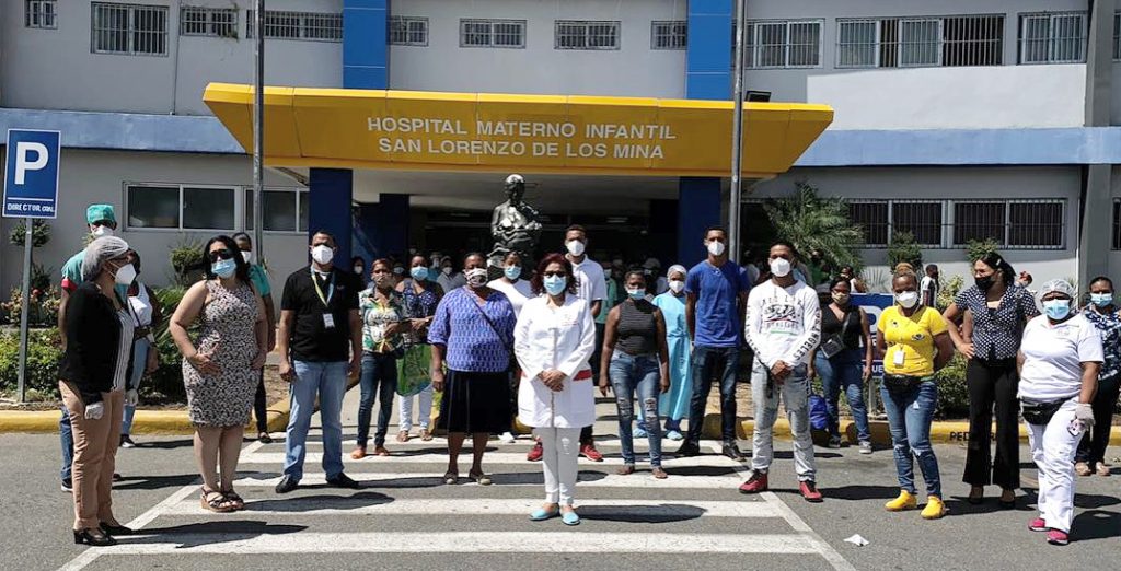 400 enfermeros del Materno de Los Mina paralizan sus actividades a modo de protesta 400 enfermeros del Materno de Los Mina paralizan sus actividades a modo de protesta