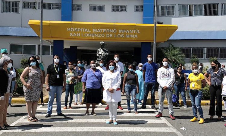 400 enfermeros del Materno de Los Mina paralizan sus actividades a modo de protesta 400 enfermeros del Materno de Los Mina paralizan sus actividades a modo de protesta
