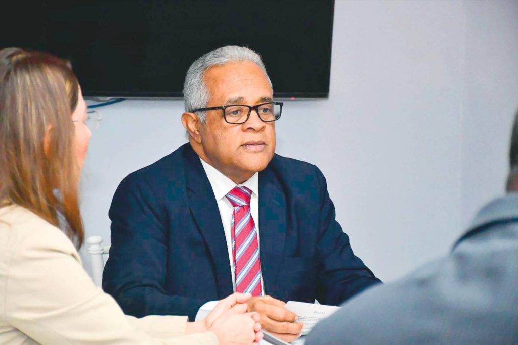 Exministro de salud pública criticó el liderazgo de Luis Abinader frente al combate contra el COVID-19 Exministro de salud pública criticó el liderazgo de Luis Abinader frente al combate contra el COVID-19