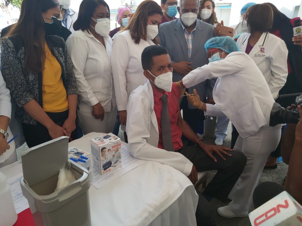 Hospitales recibieron primera jornada de vacunación COVID-19 para personal de salud Hospitales recibieron primera jornada de vacunación COVID-19 para personal de salud