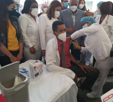 Hospitales recibieron primera jornada de vacunación COVID-19 para personal de salud