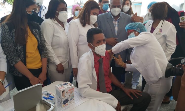 Hospitales recibieron primera jornada de vacunación COVID-19 para personal de salud Hospitales recibieron primera jornada de vacunación COVID-19 para personal de salud
