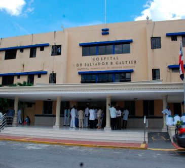 Hospital Salvador Gautier recibió donación de equipo para el área de neumología