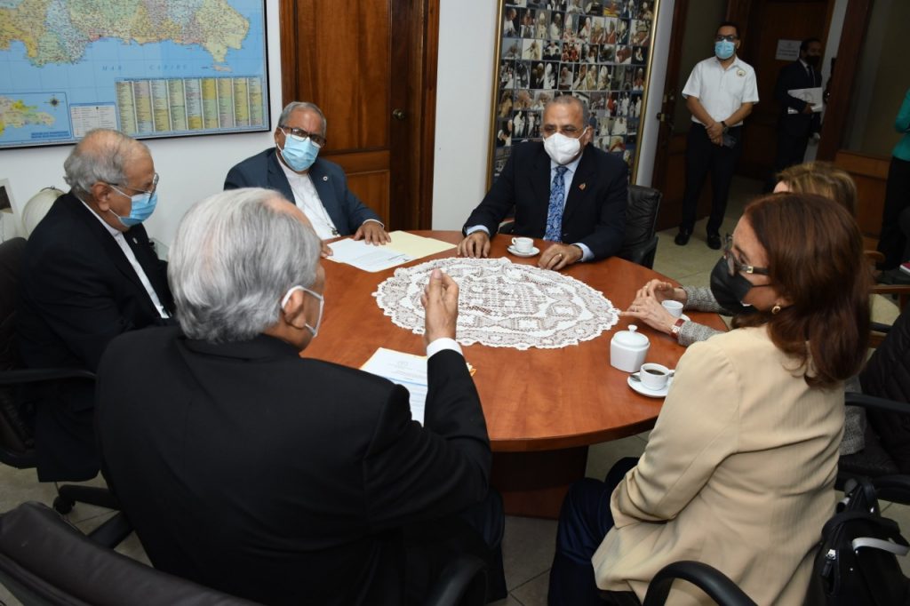 Plutarco Arias firmó acuerdo para garantizar protección a adultos mayores Plutarco Arias firmó acuerdo para garantizar protección a adultos mayores
