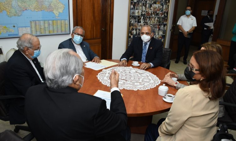 Plutarco Arias firmó acuerdo para garantizar protección a adultos mayores Plutarco Arias firmó acuerdo para garantizar protección a adultos mayores