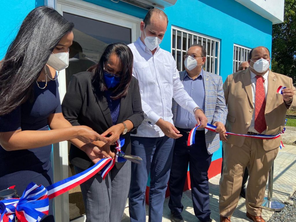 Adolfo Pérez inauguró nueva Farmacia del pueblo en Hato Mayor Adolfo Pérez inauguró nueva Farmacia del pueblo en Hato Mayor