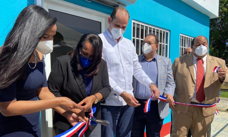 Adolfo Pérez inauguró nueva Farmacia del pueblo en Hato Mayor Adolfo Pérez inauguró nueva Farmacia del pueblo en Hato Mayor