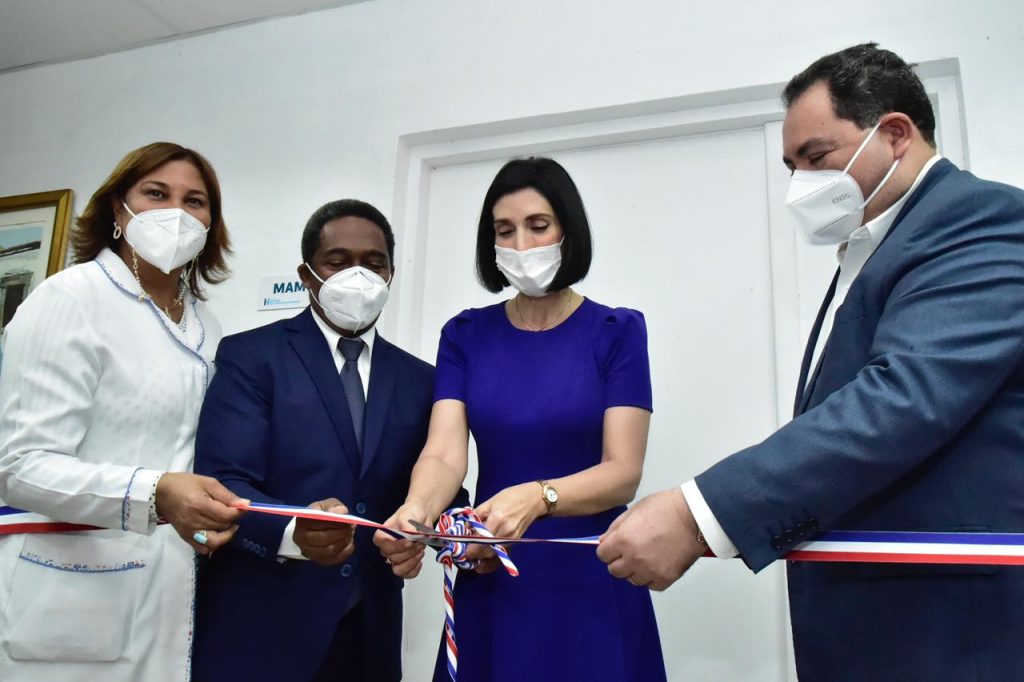 Primera dama y director del SNS entregaron equipos oncológicos en centros médicos de Santo Domingo Primera dama y director del SNS entregaron equipos oncológicos en centros médicos de Santo Domingo