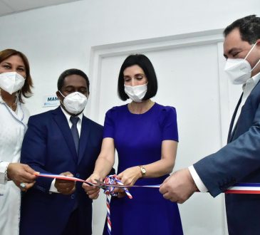 Primera dama y director del SNS entregaron equipos oncológicos en centros médicos de Santo Domingo