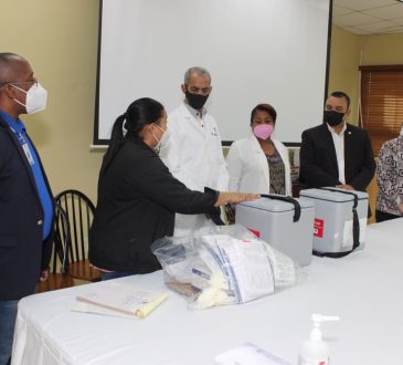 Trabajadores del Ney Arias Lora fueron vacunados contra COVID-19