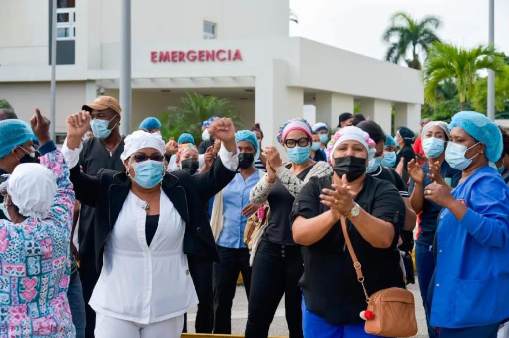 Enfermeros del Hospital Ney Arias Lora detuvieron sus funciones por desacuerdos con Julio Landrón Enfermeros del Hospital Ney Arias Lora detuvieron sus funciones por desacuerdos con Julio Landrón