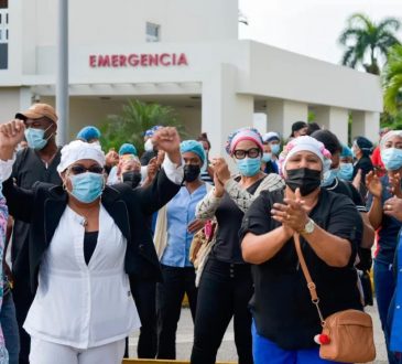 Enfermeros del Hospital Ney Arias Lora detuvieron sus funciones por desacuerdos con Julio Landrón