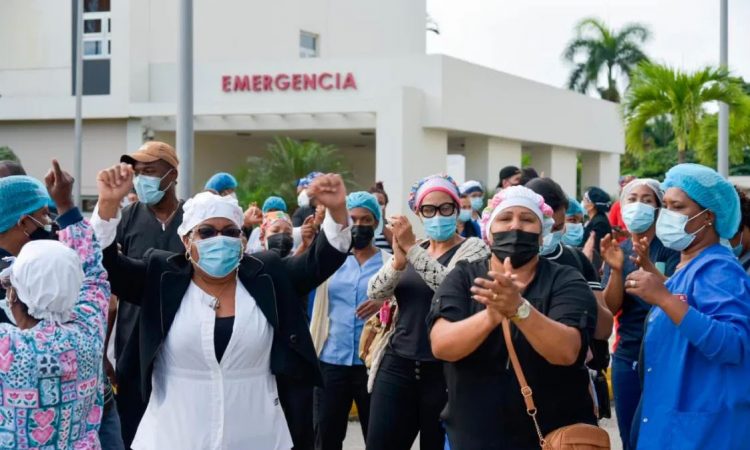 Enfermeros del Hospital Ney Arias Lora detuvieron sus funciones por desacuerdos con Julio Landrón Enfermeros del Hospital Ney Arias Lora detuvieron sus funciones por desacuerdos con Julio Landrón