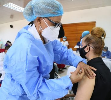 200 trabajadores del Hospital Salvador Gautier recibieron dosis de la vacuna COVID-19