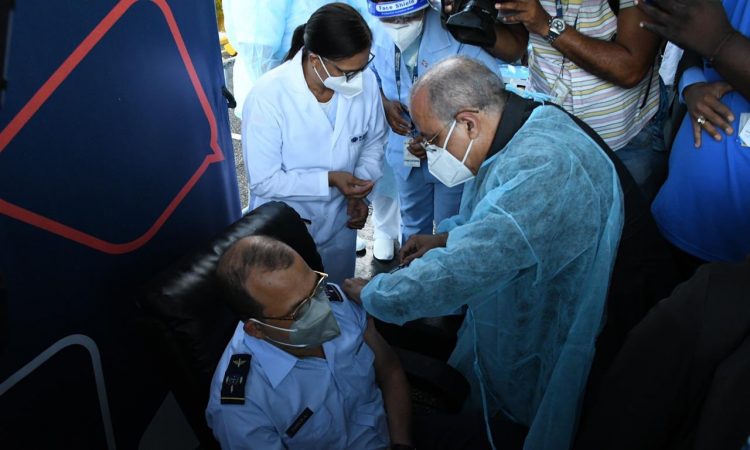 Plutarco Arias suministró la primera vacuna COVID-19 del país