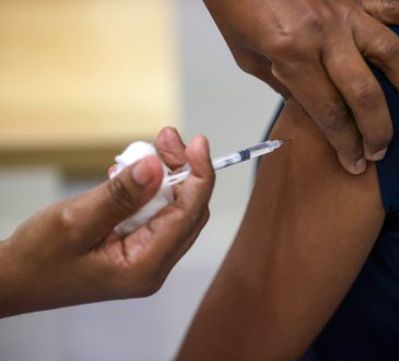 Succión de vacunas Covid-19 puede proporcionar mejor respuesta que las agujas, según expertos