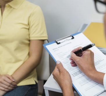 Especialistas exhortaron practicar análisis antes de los 50 años para prevenir el cáncer de colon