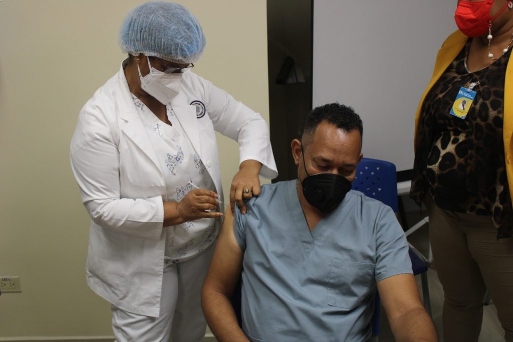 Hospital Provincial “Dr. Ángel Contreras” recibió vacunas para continuar con inoculación de personal sanitario