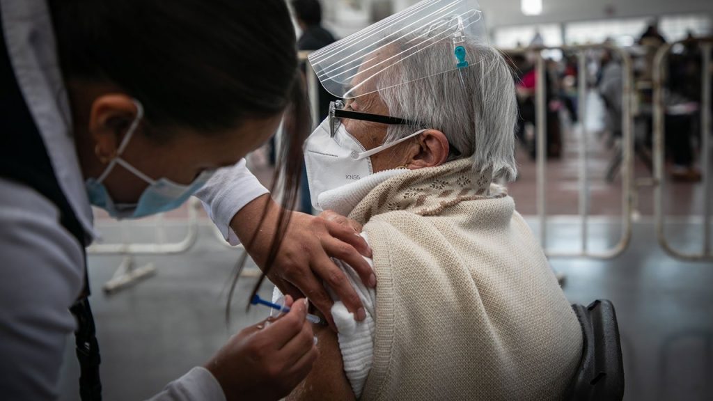 Recomiendan recibir vacuna COVID-19 sin temor a riesgo de sufrir trombosis