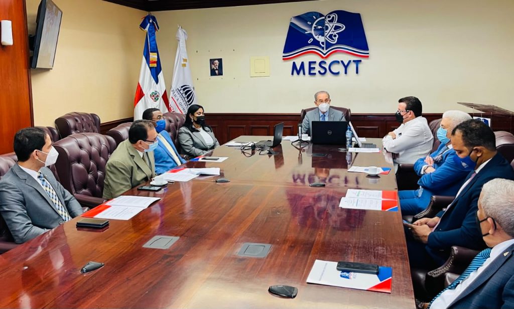 MESCYT presentó plan de tres fases para activar la educación semipresencial MESCYT presentó plan de tres fases para activar la educación semipresencial