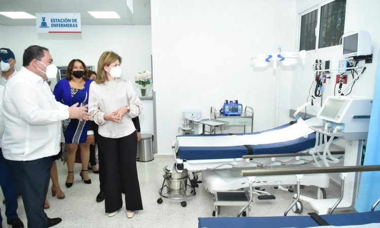 Raquel Peña y Mario Lama entregaron áreas renovadas en hospitales del Sur