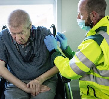 Dinamarca y Europa investigan casos de complicaciones en pacientes trombo tras recibir vacuna AstraZeneca