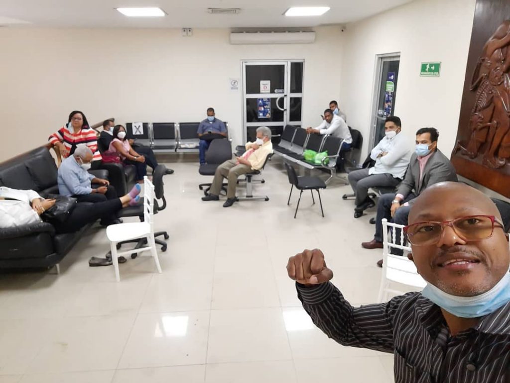 Médicos cumplirán 24 horas en huelga de hambre por cancelación de 50 trabajadores de la salud