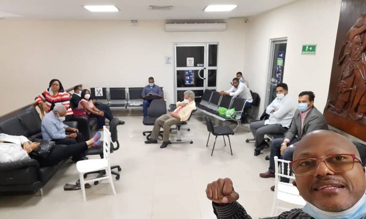 Médicos cumplirán 24 horas en huelga de hambre por cancelación de 50 trabajadores de la salud