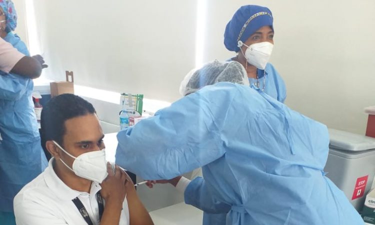 520 trabajadores del Instituto de Oncología “Dr. Heriberto Pieter” fueron vacunados contra COVID-19 520 trabajadores del Instituto de Oncología “Dr. Heriberto Pieter” fueron vacunados contra COVID-19