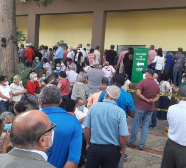 Personas de la tercera edad asistieron a centros de vacunación COVID-19 sin éxito