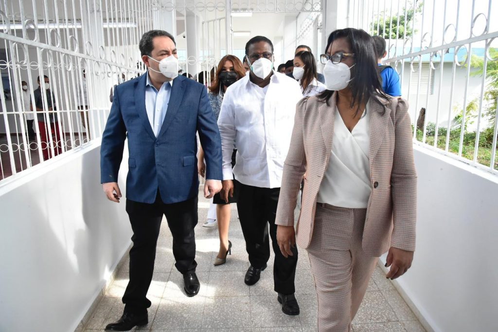 SNS entregó equipo médico al Hospital Materno Infantil Santo Socorro