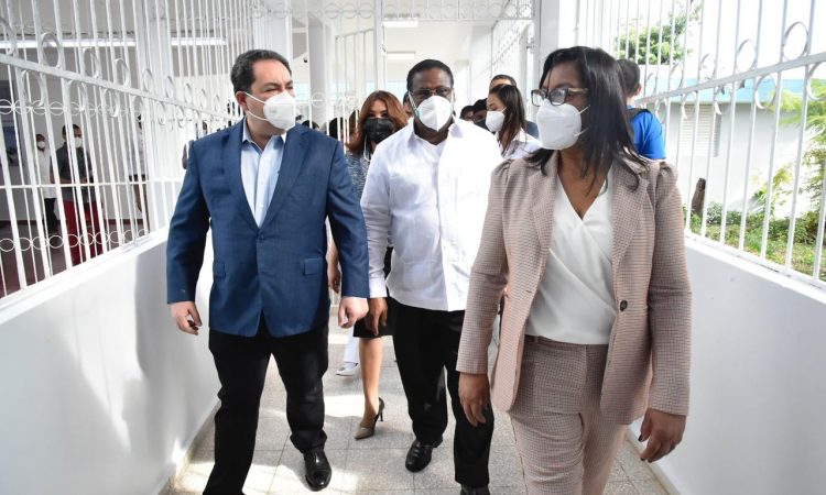 SNS entregó equipo médico al Hospital Materno Infantil Santo Socorro