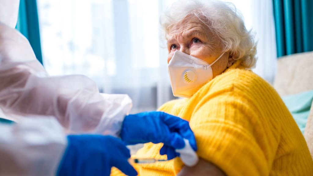 Sociedad Dominicana de Geriatría emitió recomendaciones para la vacunación de adultos mayores