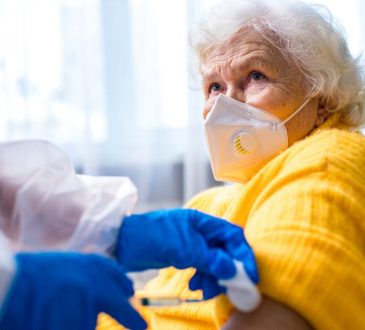 Sociedad Dominicana de Geriatría emitió recomendaciones para la vacunación de adultos mayores