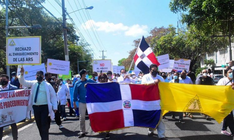 Sociedades médicas anunciaron nuevas medidas para exigir respuesta por abusos del CNSS y las ARS