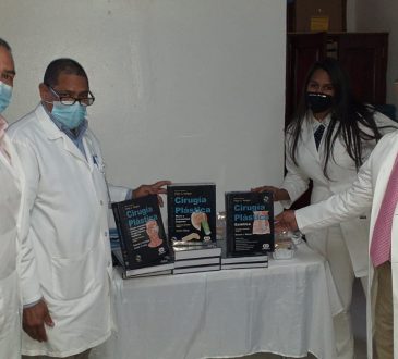 Cirujanos plásticos del HSBG recibieron libros especializados por parte del SNS