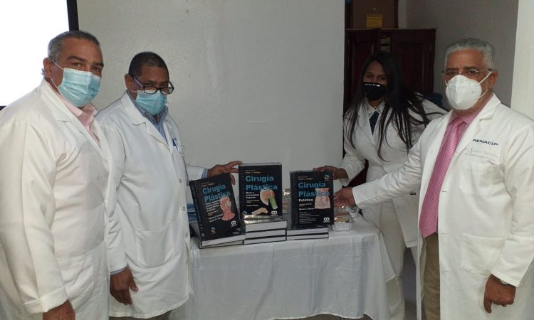 Cirujanos plásticos del HSBG recibieron libros especializados por parte del SNS