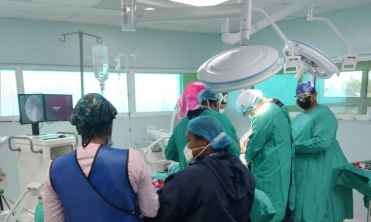 Traumatológico Ney Arias Lora realizó cirugías a 22 personas este sábado