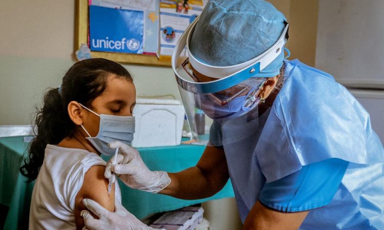 UNICEF exhortó a continuar vacunando a niños y niñas para prevenir brotes de nuevas enfermedades